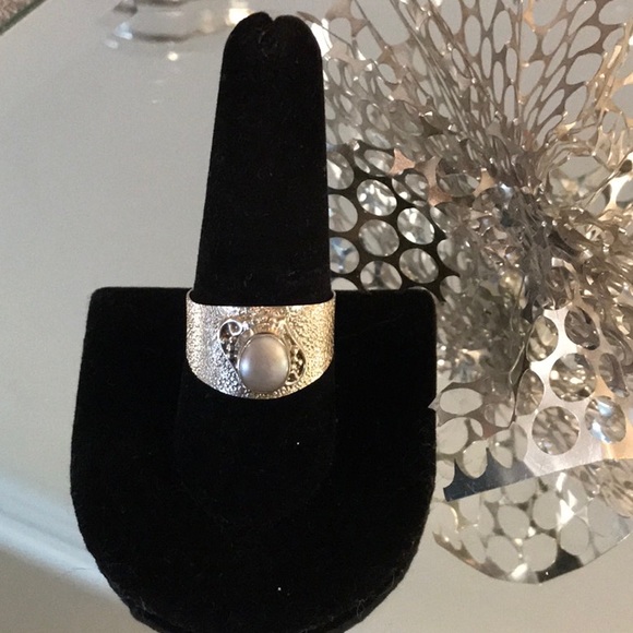 .925 Sterling silver ring with mother of pearl